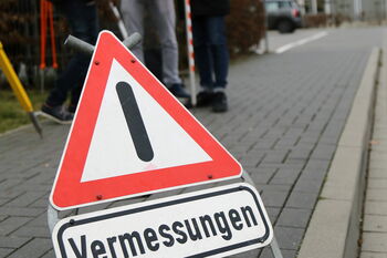 Warndreieck mit der Unterzeile »Vermessung«.