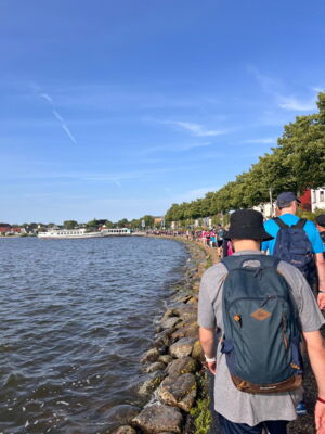 Am Meer entlang wandernd