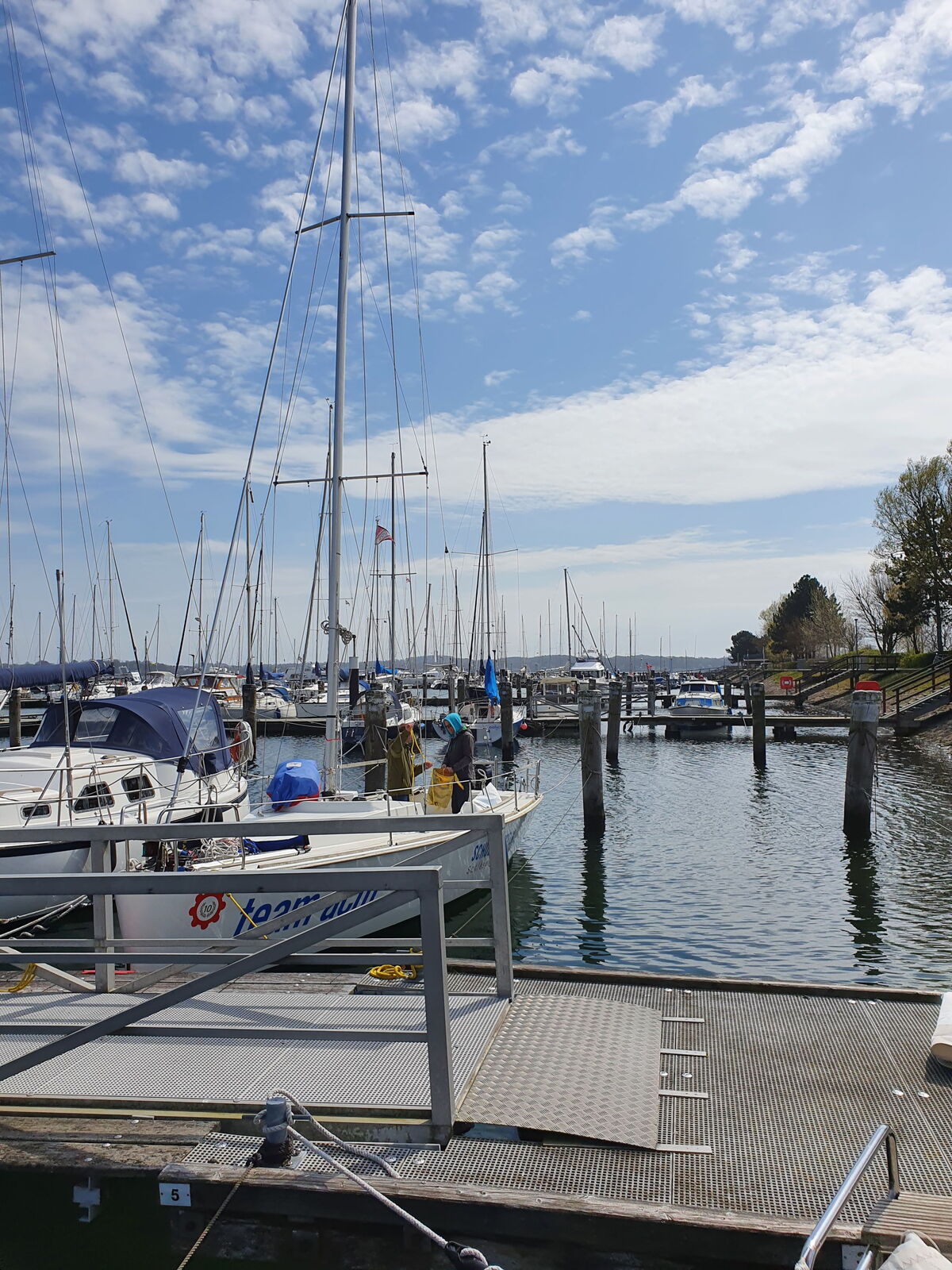 Detailansicht eines Segelbootes auf der  Kieler Förd, noch im Hafen.