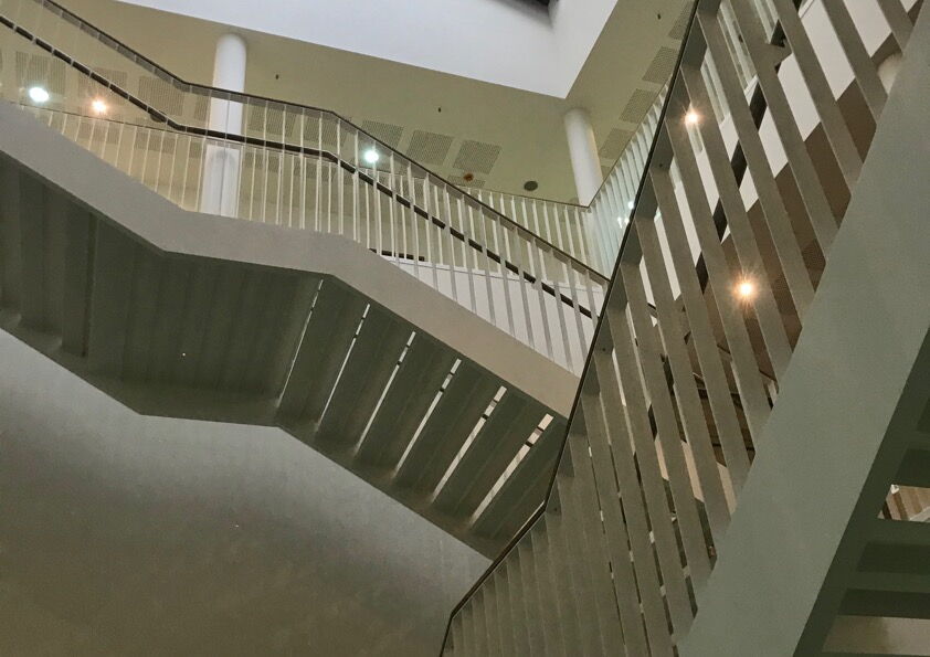 Treppen übereinander, von unten gesehen und Lichtpunkten von Lampen.