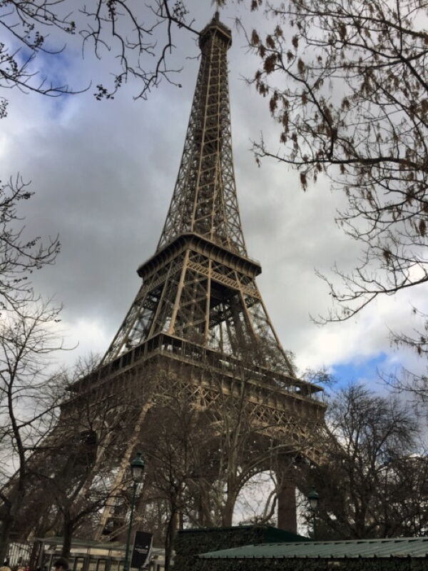 Der Eiffelturm in Paris von schräg unten gesehen.