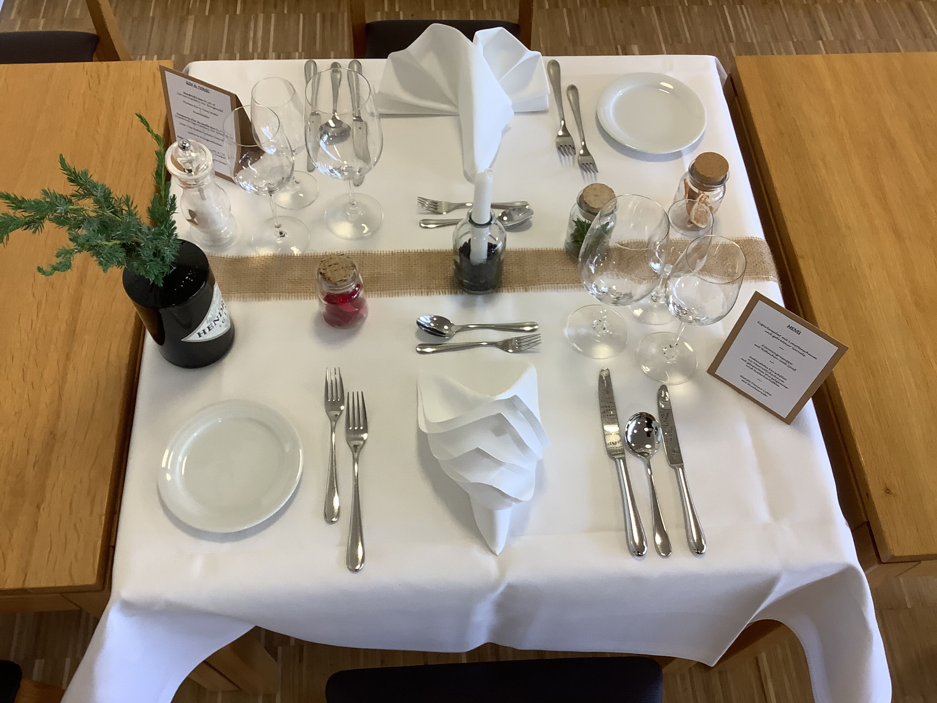Festlich eingedeckter Tisch mit Servietten und Speisekarten.