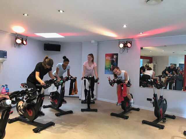 Schülerinnen auf dem Ergometer.