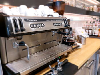 Professionelle Kaffeemaschine aus Metall.