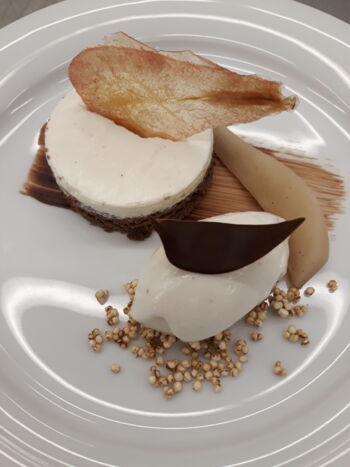 Frischkäsedessert mit Mousse au chocolat und Blättern.