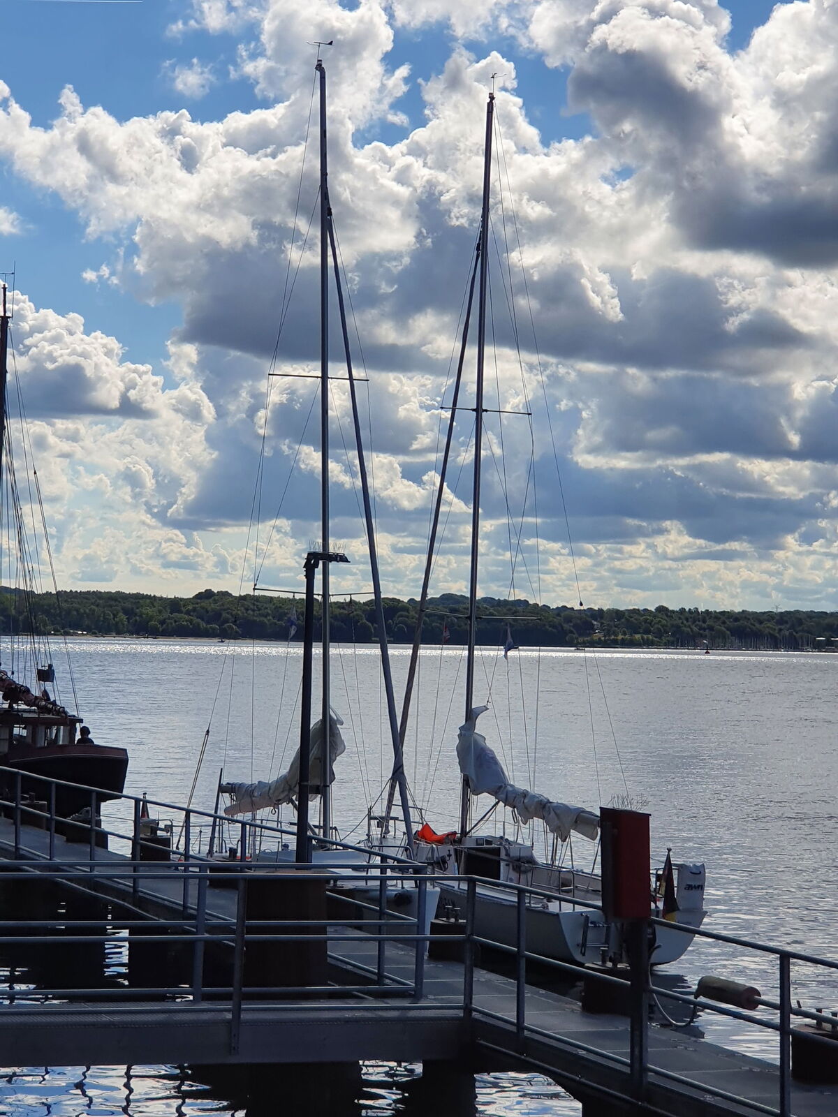 Segelschiff vertäut in ruhiger Abendstimmung.