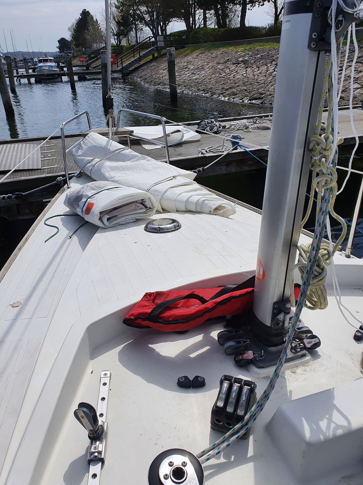 Detailansicht eines Segelbootes auf der  Kieler Förde.