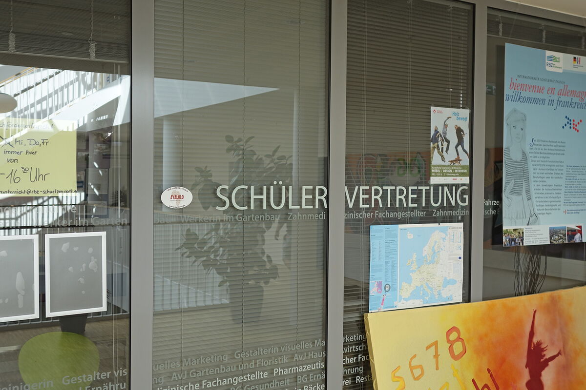 Der Raum der Schülervertretung SV mit Plakaten und Bildern an der Glasfront.
