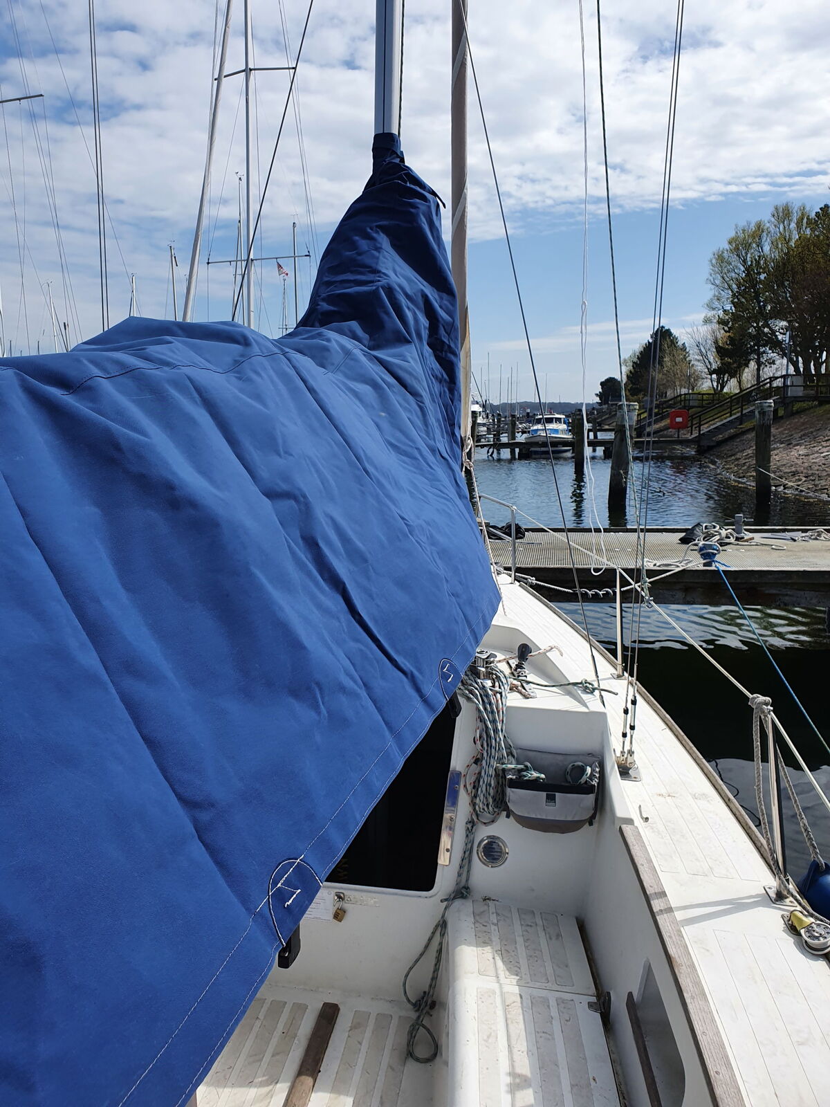 Detailansicht eines Segelbootes auf der  Kieler Förde.
