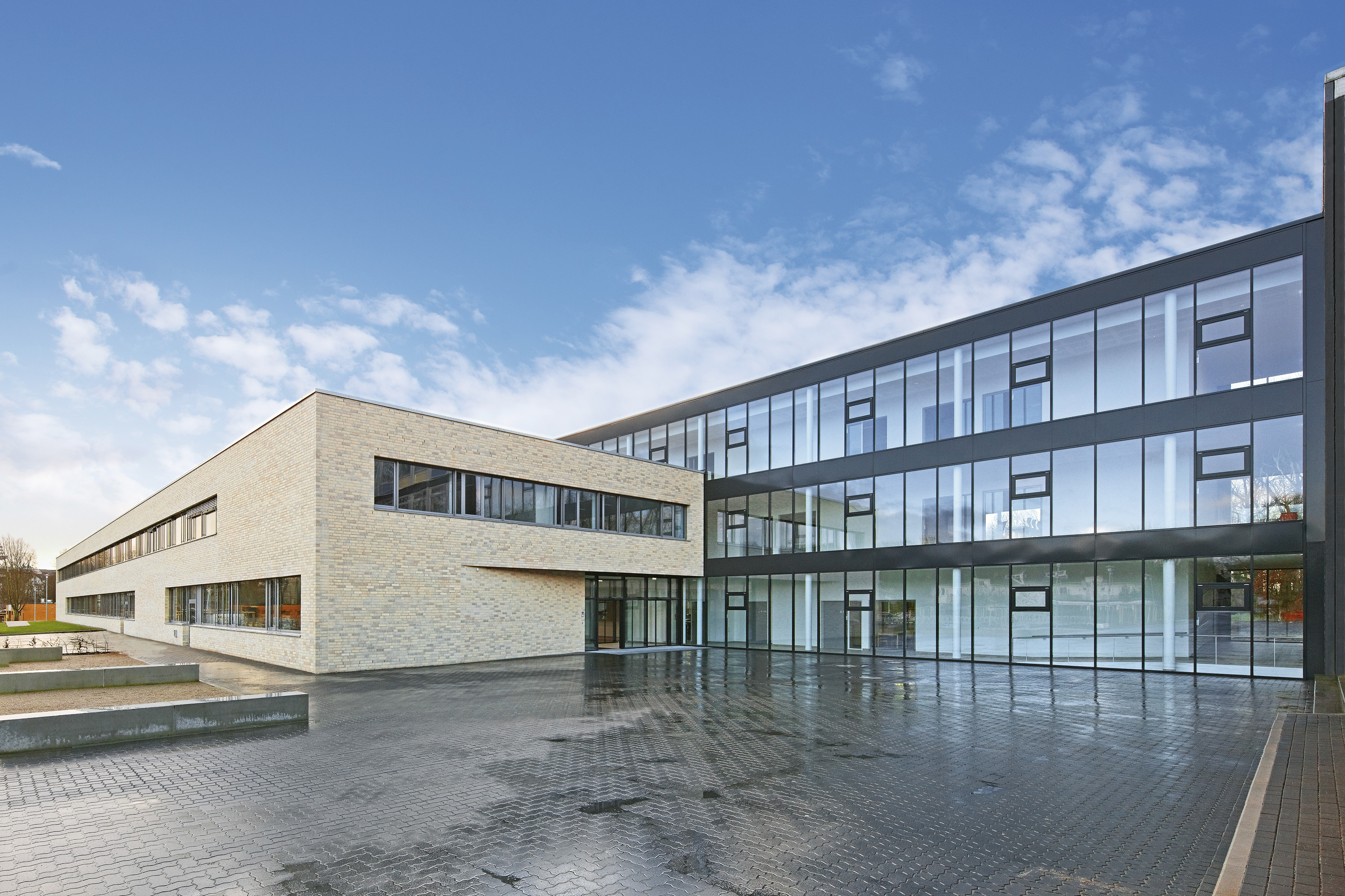 Der Eingangsbereich außen des RBZ am Schützenpark, kurz nach der Fertigstellung.